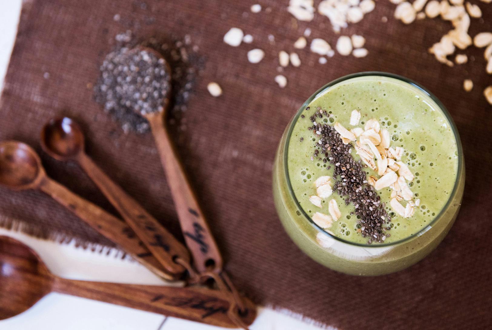 Creamy Banana, Oatmeal, and Chia Breakfast Smoothie